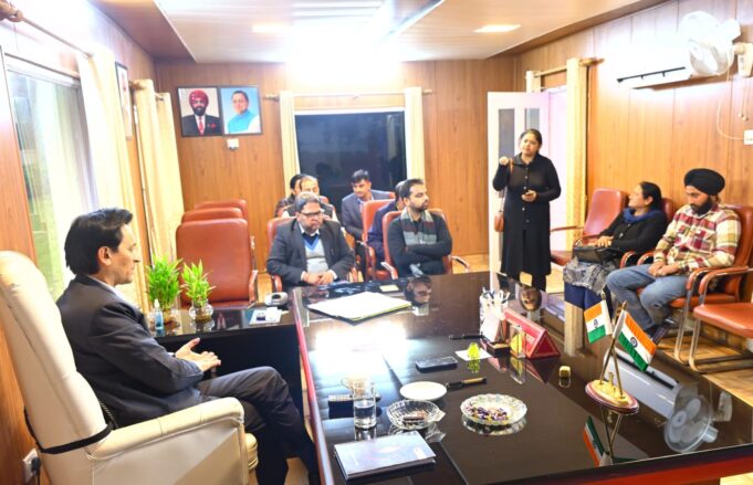 दीपक रावत ने सोमवार को कैम्प कार्यालय में सूदखोरों द्वारा जब्त की गई कार को मालिक को वापस दिलाई।