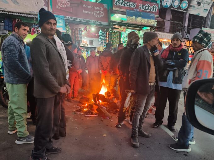 ठंड एवं शीतलहर से बचाव हेतु जिले के विभिन्न स्थानों में जिला प्रशासन द्वारा अलाव जलाए जा रहे हैं।