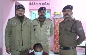 लालकुआं महिला उप निरीक्षक अंजू यादव ने चेकिंग के दौरान पकड़ा चरस तस्कर