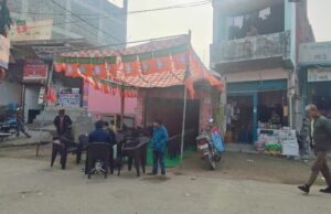 भाजपा प्रत्याशी ने सड़क और फुटपाथ पर अवैध कब्जा कर बनाया चुनाव कार्यालय