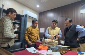 रूद्रपुर- जिलाधिकारी नितिन सिंह भदौरिया ने अपर जिलाधिकारी वि0/रा0 कार्यालय का निरीक्षण किया।