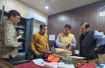 रूद्रपुर- जिलाधिकारी नितिन सिंह भदौरिया ने अपर जिलाधिकारी वि0/रा0 कार्यालय का निरीक्षण किया।