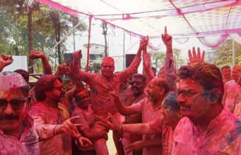 विधायक के होली मिलन कार्यक्रम मे जमकर उड़े रंग ग़ुलाल खूब हुआ होली के गानों पर डांस