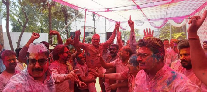 विधायक के होली मिलन कार्यक्रम मे जमकर उड़े रंग ग़ुलाल खूब हुआ होली के गानों पर डांस