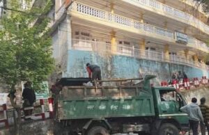 नैनीताल पालिका कर्मियों ने अतिक्रमण के खिलाफ की कार्रवाई