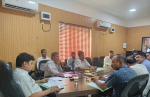 जनपद में विभिन्न विकास कार्यो के लम्बित वन भूमि हस्तान्त्रण एवं वन भूमि अधिग्रहण प्रकरणों की समीक्षा करते हुए