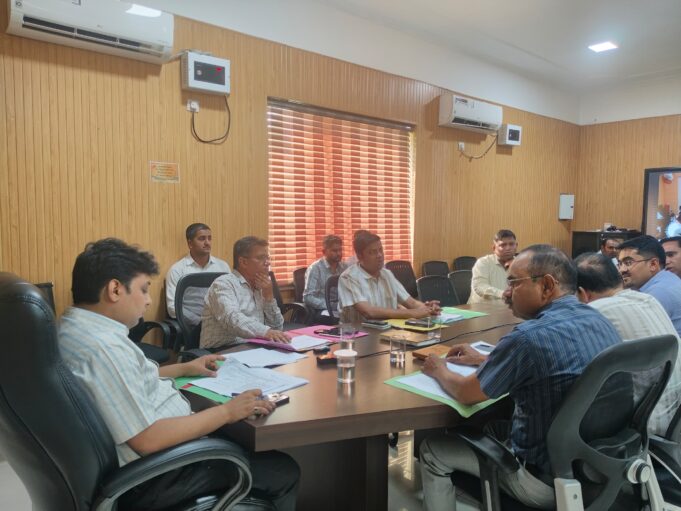 जनपद में विभिन्न विकास कार्यो के लम्बित वन भूमि हस्तान्त्रण एवं वन भूमि अधिग्रहण प्रकरणों की समीक्षा करते हुए