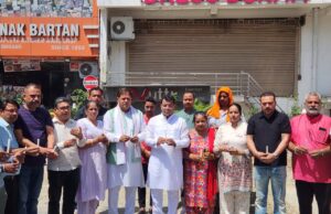 जम्मू कश्मीर के पहलगाम मे हुई आतंकी घटना मे दिवंगत हुऐ मृतको को भगत सिंह चौक पर भाजपा कार्यकर्त्ता ने नम आँखो से दी श्रद्धांजलि!