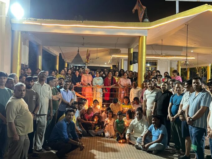 जम्मू कश्मीर पहलगाम में हुए नरसंहार को लेकर सैकड़ो लोगों ने पूरी कॉलोनी में कैंडल मार्च निकाला