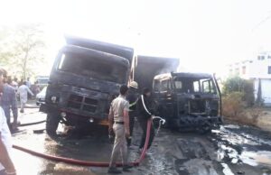 थाना गदरपुर पुलिस और फायर बिग्रेड गदरपुर की त्वरित कार्यवाही से ट्रकों में लगी आग पर पाया काबू।