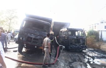 थाना गदरपुर पुलिस और फायर बिग्रेड गदरपुर की त्वरित कार्यवाही से ट्रकों में लगी आग पर पाया काबू।