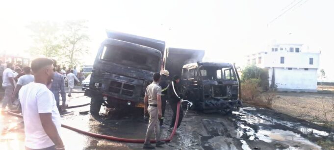 थाना गदरपुर पुलिस और फायर बिग्रेड गदरपुर की त्वरित कार्यवाही से ट्रकों में लगी आग पर पाया काबू।
