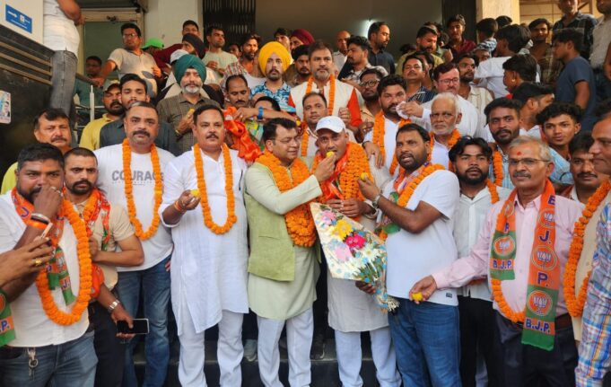 कांग्रेस को लगा झटका कांग्रेस अनुसूचित विभाग जिला अध्यक्ष राजेश पासी अपने सैकड़ो समर्थको संग हुऐ भाजपा मे शामिल,