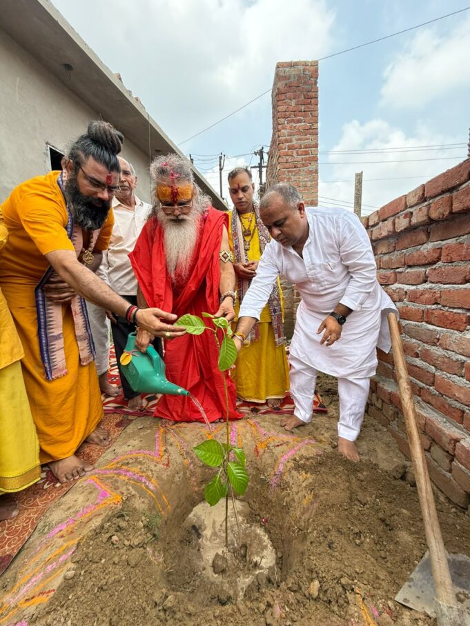मां की स्मृति में चुघ परिवार ने शुरू किया पौधारोपण.से किया शुभारंभ