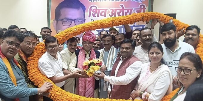 विधायक शिव अरोरा के जन्मदिन पर बधाई देने वालों का लगा जमावड़ा, जनप्रतिनिधि से लेकर समाज के हर वर्ग के लोग पहुँचे शुभकामनायें देने