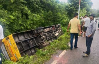 लालकुआं के मोटाहल्दू क्षेत्र में बच्चों से भरी अनियंत्रित स्कूल बस सड़क किनारे खाई में पलटी…