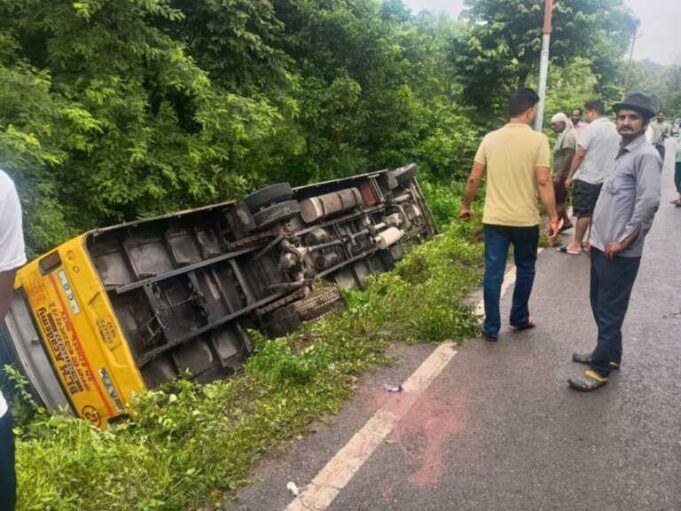 लालकुआं के मोटाहल्दू क्षेत्र में बच्चों से भरी अनियंत्रित स्कूल बस सड़क किनारे खाई में पलटी…