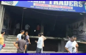 भाजपा के नेता के इलेक्ट्रिक स्कूटी शोरूम में आग लगने से सैकड़ो वाहन स्वाहा