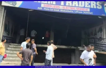 भाजपा के नेता के इलेक्ट्रिक स्कूटी शोरूम में आग लगने से सैकड़ो वाहन स्वाहा