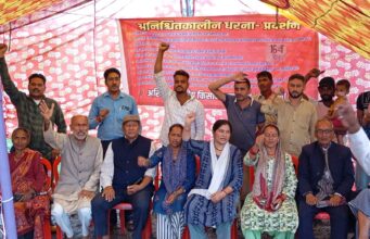 16 वे दिन जारी रहा बाग जाला धरना अजय अनेजा 👉 ब्यूरो चीफ 👉प्रेस विज्ञप्ति 2 सितम्बर • धरने के 16 वें दिन भी तेज बारिश के बीच बागजाला में जारी रहा धरना कल की ही तरह मूसलाधार बारिश के बीच भी बागजाला गांव में भूमि के मालिकाना अधिकार समेत आठ सूत्रीय मांगों पर अखिल भारतीय किसान महासभा बागजाला कमेटी के नेतृत्व में ग्रामीणों का अनिश्चितकालीन धरना प्रदर्शन 16 वें दिन भी जारी रहा। 16 वें दिन के धरने पर आनन्द सिंह नेगी, हरक सिंह बिष्ट, ऋषि मटियाली, मीना भट्ट, हेमा देवी, सोहन लाल, विमला देवी, डा. उर्मिला रैक्वाल, हेमा देवी, बबली, सुनीता देवी, धनीराम आर्या, मो. परवेज, आजम, वेदप्रकाश, चन्द्रप्रकाश, मो. सुलेमान, रेखा देवी, देवकी देवी, दीवान सिंह बर्गली, विपिन कुमार टम्टा, नसीम, गणेश राम आर्या, प्रेमसिंह नयाल, बिशन राम, तुलसी देबी, मंजू देवी, रामलाल, चन्द्रा देवी, पुष्पा देवी, दानिश, शाबिर, गुड़िया, यासीन, सबिया, दीपा, फरहा, मासूक अली आदि शामिल रहे। धरना जारी रहेगा। वेद प्रकाश सचिव अखिल भारतीय किसान महासभा बागजाला कमेटी