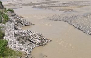 गोला नदी में बनाये करोड़ों के चेक डैम तटबंध बरसात में बहने की जांच सार्वजनिक करने की मांग