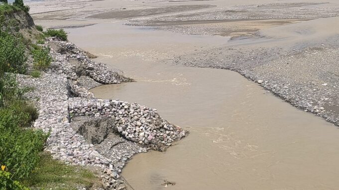 गोला नदी में बनाये करोड़ों के चेक डैम तटबंध बरसात में बहने की जांच सार्वजनिक करने की मांग