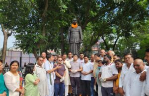 प्रधानमंत्री नरेंद्र मोदी के जन्मदिन पर गाँधी पार्क मे महापुरुषों की मूर्ति पर चलाया स्वच्छता अभियान