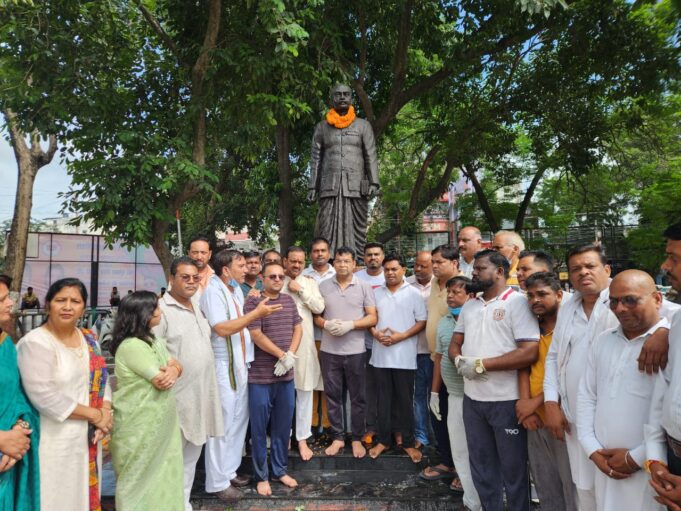 प्रधानमंत्री नरेंद्र मोदी के जन्मदिन पर गाँधी पार्क मे महापुरुषों की मूर्ति पर चलाया स्वच्छता अभियान