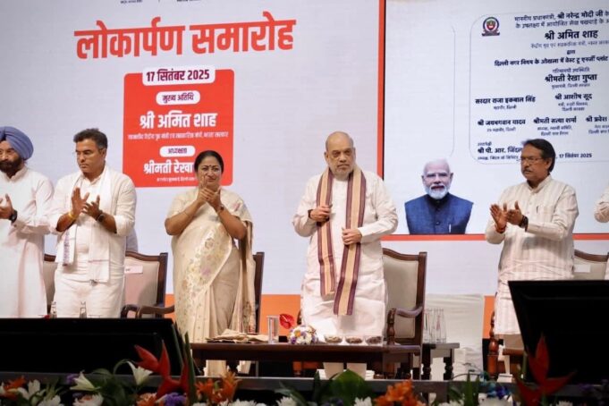 आज त्यागराज स्टेडियम में, यशस्वी प्रधानमंत्री नरेन्द्रमोदी जी के जन्मदिन के शुभ अवसर पर केंद्रीय गृह मंत्री अमितशाह जी के कर-कमलों से दिल्लीवासियों को 17 नई जनकल्याणकारी योजनाओं का उपहार मिला है।