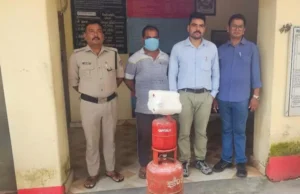 तेजतर्रार पूर्ति निरीक्षक मोहित कठैत ने पकड़ा गैस रिफिलिंग करता हुआ दुकान संचालक