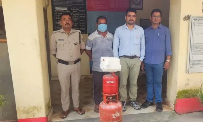 तेजतर्रार पूर्ति निरीक्षक मोहित कठैत ने पकड़ा गैस रिफिलिंग करता हुआ दुकान संचालक