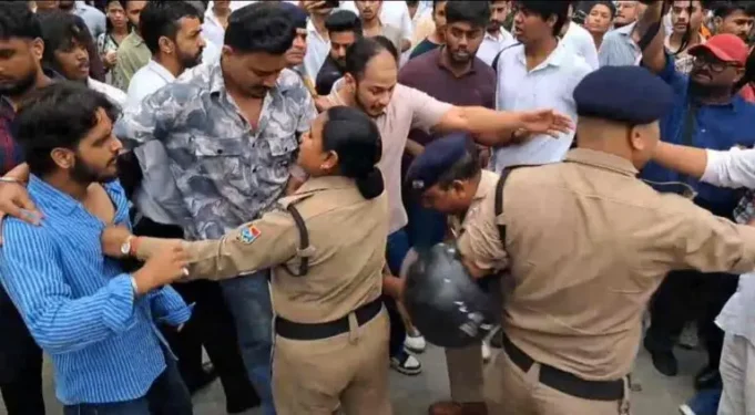 छात्रसंघ चुनाव से ठीक पहले एमबीपीजी कॉलेज में भिड़े दो गुट चले लात-घूसे पुलिस ने कराया बीच बचाव