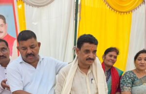 नैनीताल दुग्ध संघ अध्यक्ष मुकेश बोरा का इन समाज सेवीयो ने शाल ऊढ़ाकर किया स्वागत