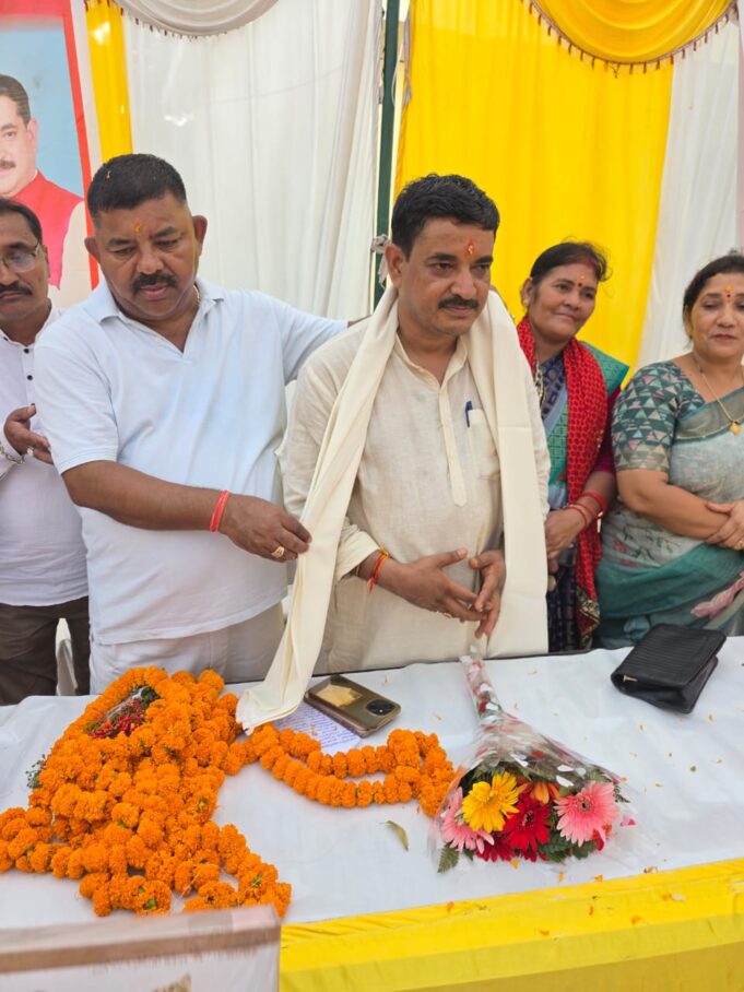 नैनीताल दुग्ध संघ अध्यक्ष मुकेश बोरा का इन समाज सेवीयो ने शाल ऊढ़ाकर किया स्वागत