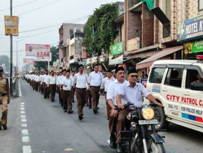 राष्ट्रीय स्वयंसेवक संघ ने लालकुआं नगर में जगह-जगह किया पथ संचलन