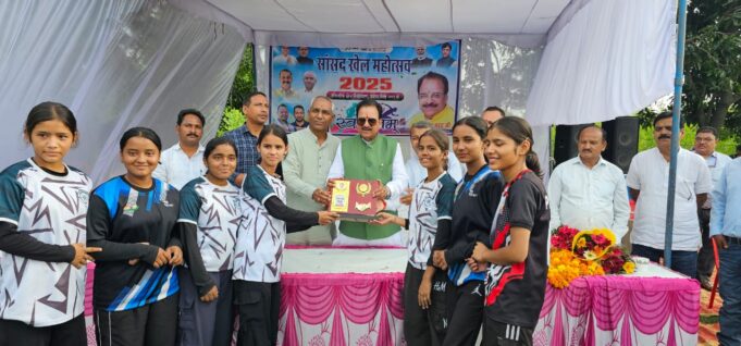 बिंदुखत्ता👉 हरीश पवार मेमोरियल स्कूल में सांसद खेल महोत्सव संपन्न 👉 सांसद अजय भट्ट ने किया खिलाड़ियों को सम्मानित