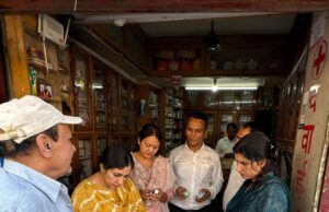 लालकुआं 👉 औषधि नियंत्रण विभाग ने मारा अनेक मेडिकल स्टोरो में छापा 👉 अनियमितताएं पाए जाने पर 6 को नोटिस एक मेडिकल स्टोर कराया बंद