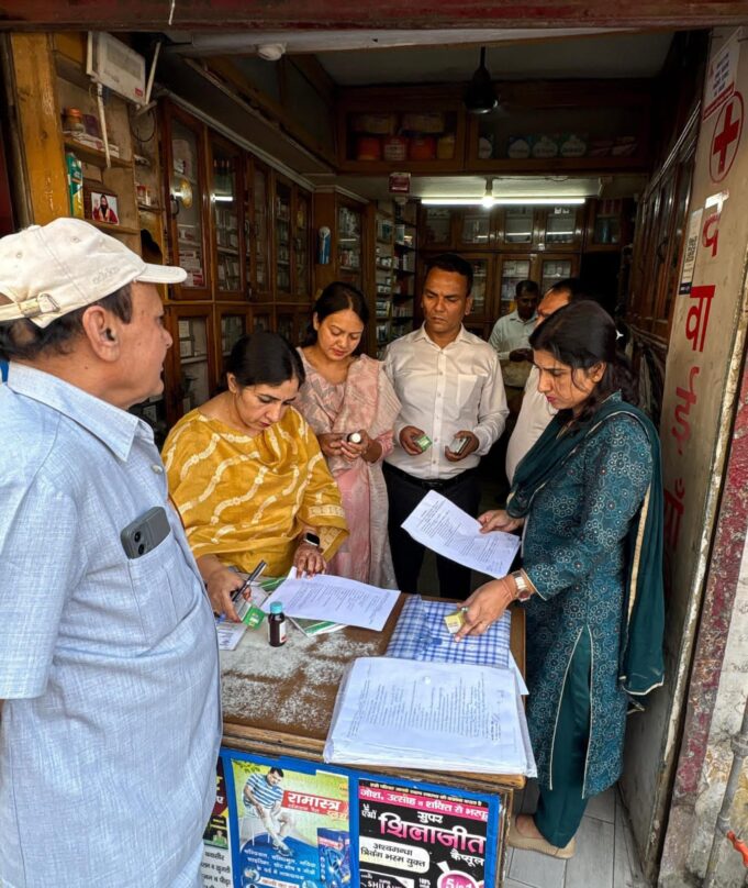 लालकुआं 👉 औषधि नियंत्रण विभाग ने मारा अनेक मेडिकल स्टोरो में छापा 👉 अनियमितताएं पाए जाने पर 6 को नोटिस एक मेडिकल स्टोर कराया बंद