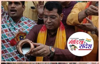 रविंद्र नगर छठ घाट पर उगते सूरज को अर्घ्य देकर सूर्य भगवान की उपासना कर समस्त क्षेत्रवासियो के सुख समृद्धि की कामना