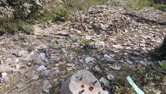 लालकुआं नगर पंचायत की लापरवाही 👉 कीटनाशक दवाइयों का छिड़काव ना होने पर शहर में डेंगू जैसी बीमारी फैलने की संभावना