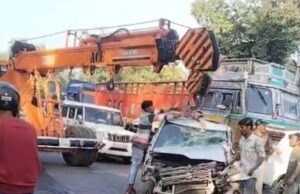 लालकुआं मैं हुए भीषण कार एवं ट्रक की टक्कर से हादसे को लेकर 👉 नगर पंचायत के साथ-साथ क्षेत्रवासियों ने भी भारी वाहनों की नो एंट्री की मांग को बताया जरूरी