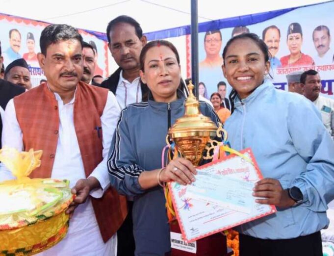 नैनीताल दुग्ध संघ ने आयोजित की मैराथन दौड़ मुख्य अतिथि रही रेखा आर्य