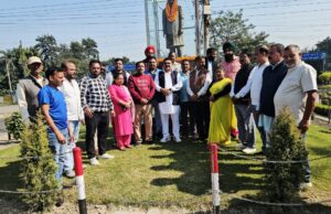 राज्य स्थापना दिवस पर कांग्रेस के सारे कार्यकर्ताओं ने सिडकुल स्थित पारले चौक पहुंचकर पूर्व मुख्यमंत्री नारायण दत्त तिवारी को श्रद्धा सुमन अर्पित किए