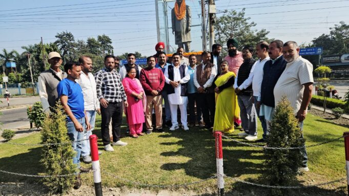 राज्य स्थापना दिवस पर कांग्रेस के सारे कार्यकर्ताओं ने सिडकुल स्थित पारले चौक पहुंचकर पूर्व मुख्यमंत्री नारायण दत्त तिवारी को श्रद्धा सुमन अर्पित किए