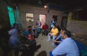 बिंदुखत्ता 👉निवासी के आग में जलने से मरे दुधारू पशु पीड़ित गरीब परिवार के आंसू पोछने पहुंचे दीपेंद्र कोश्यारी सोपी ₹30000 नगद धनराशि क्षेत्रीय लोगों ने की सराहना