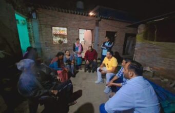 बिंदुखत्ता 👉निवासी के आग में जलने से मरे दुधारू पशु पीड़ित गरीब परिवार के आंसू पोछने पहुंचे दीपेंद्र कोश्यारी सोपी ₹30000 नगद धनराशि क्षेत्रीय लोगों ने की सराहना