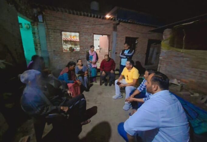 बिंदुखत्ता 👉निवासी के आग में जलने से मरे दुधारू पशु पीड़ित गरीब परिवार के आंसू पोछने पहुंचे दीपेंद्र कोश्यारी सोपी ₹30000 नगद धनराशि क्षेत्रीय लोगों ने की सराहना