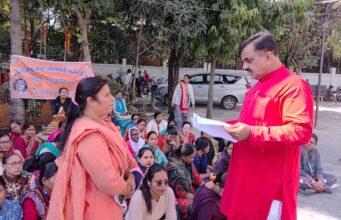 आंगनबाड़ी कार्यकत्रियों के आंदोलन को पूर्व विधायक ठुकराल ने दिया समर्थन