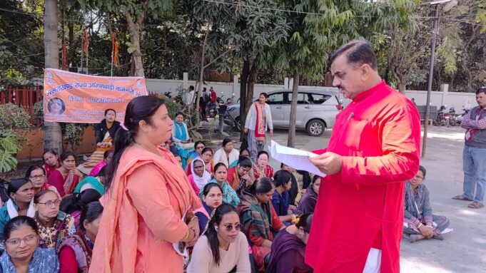 आंगनबाड़ी कार्यकत्रियों के आंदोलन को पूर्व विधायक ठुकराल ने दिया समर्थन