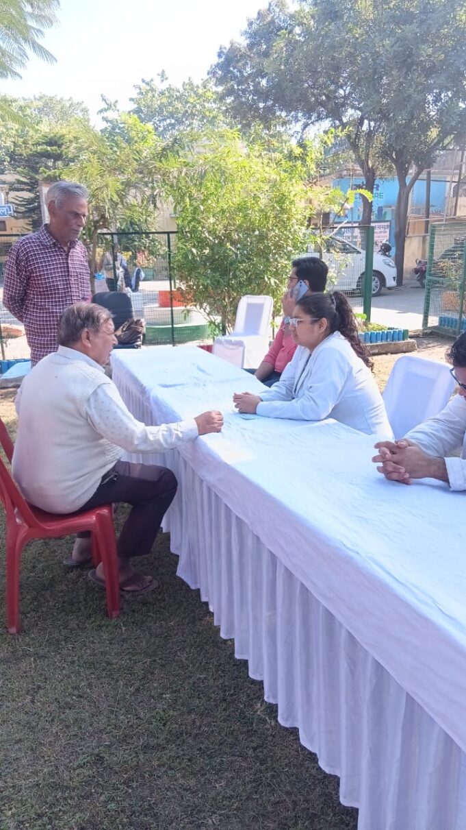 लालकुआ 👉 नगर पंचायत अध्यक्ष सुरेंद्र सिंह लौटनी के नेतृत्व में राम मूर्ति स्मारक ने लगाया स्वास्थ्य शिविर सैकड़ो लोगों ने उठाया लाभ